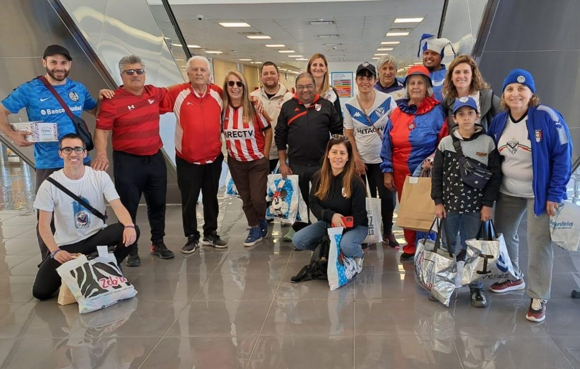 Cuatro peñas y filiales repartieron juguetes y golosinas en el Favaloro y en un desayunador
