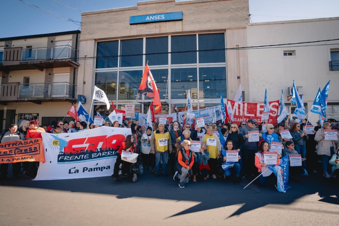 Movimientos sociales y sindicales se manifestaron en Santa Rosa contra el veto a la movilidad jubilatoria
