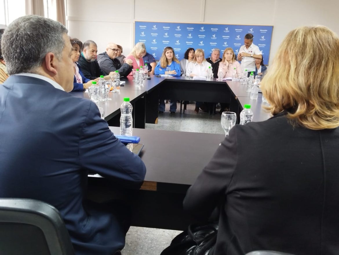 Gremios docentes y Gobierno firmaron acuerdo para la mejora del nomenclador de funciones