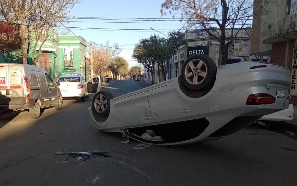 Vuelco en el centro de Santa Rosa