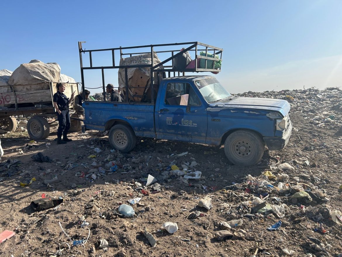 Estaba durmiendo en medio del basurero de Santa Rosa y fue atropellado por una camioneta