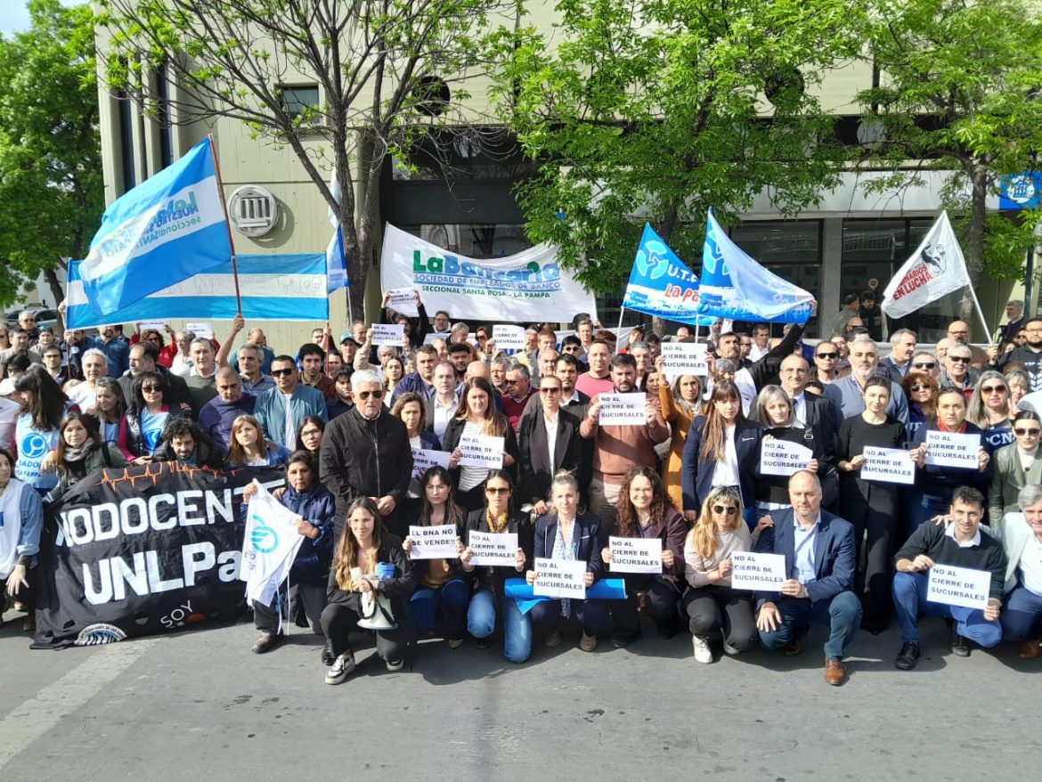 Masiva manifestación y abrazo al Banco Nación en rechazo al cierre de sucursales en La Pampa