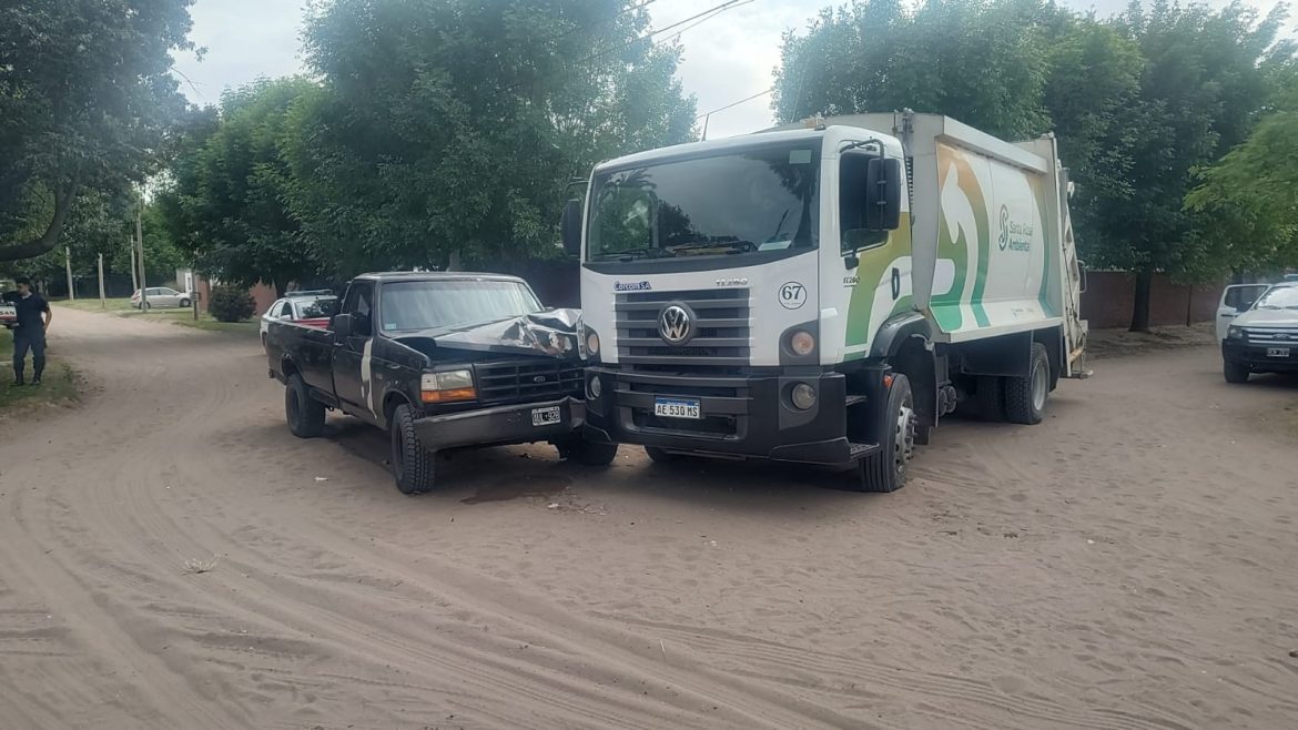 Choque entre camión recolector del EMHSU y camioneta