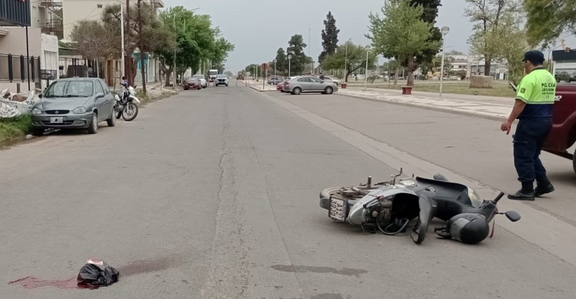 Una motociclista, con lesiones al chocar un perro