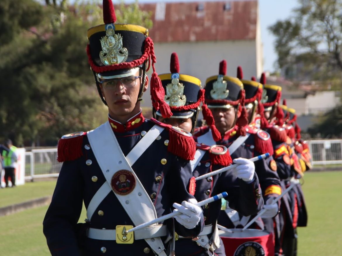 Los granaderos le cantaron el “feliz cumpleaños” a Milei