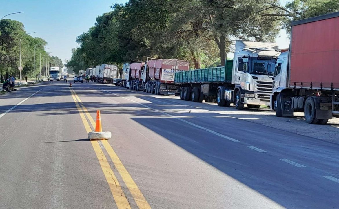 Santa Rosa: decenas de camiones al costado de la ruta 35 por paro de transporte
