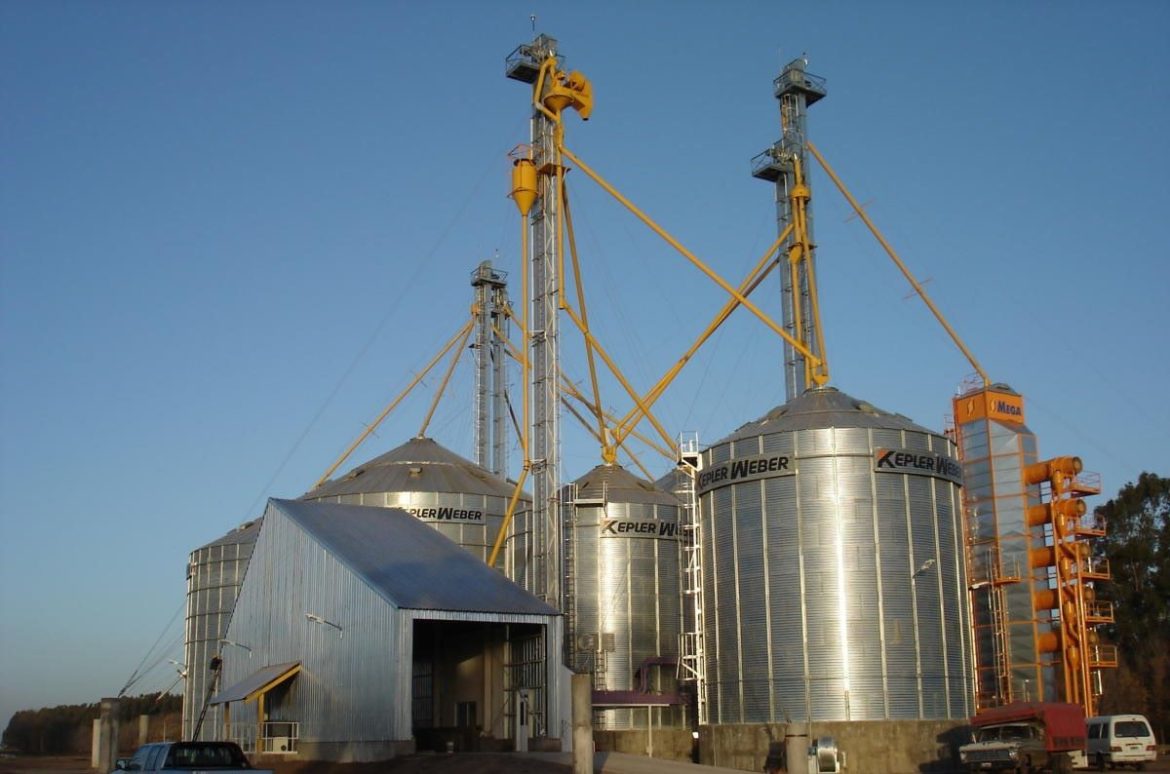 Karina se reunió con el CEO de Dreyfus en Francia y ahora Nación pone a remate dos terrenos en La Pampa