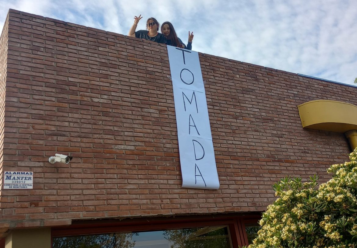 Presionan (y logran) levantar la toma total en Pico: queman banderas e intentan ingresar a la fuerza