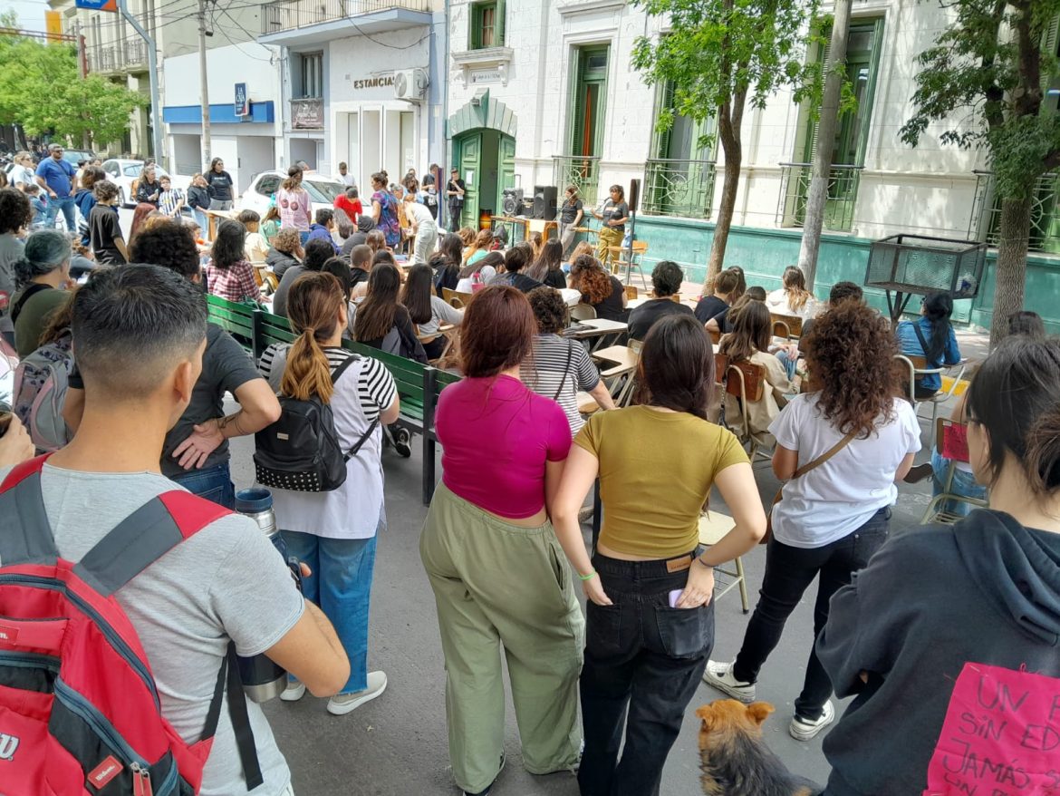 Clase pública en el Colegio de la UNLPam en apoyo a la lucha por el financiamiento universitario