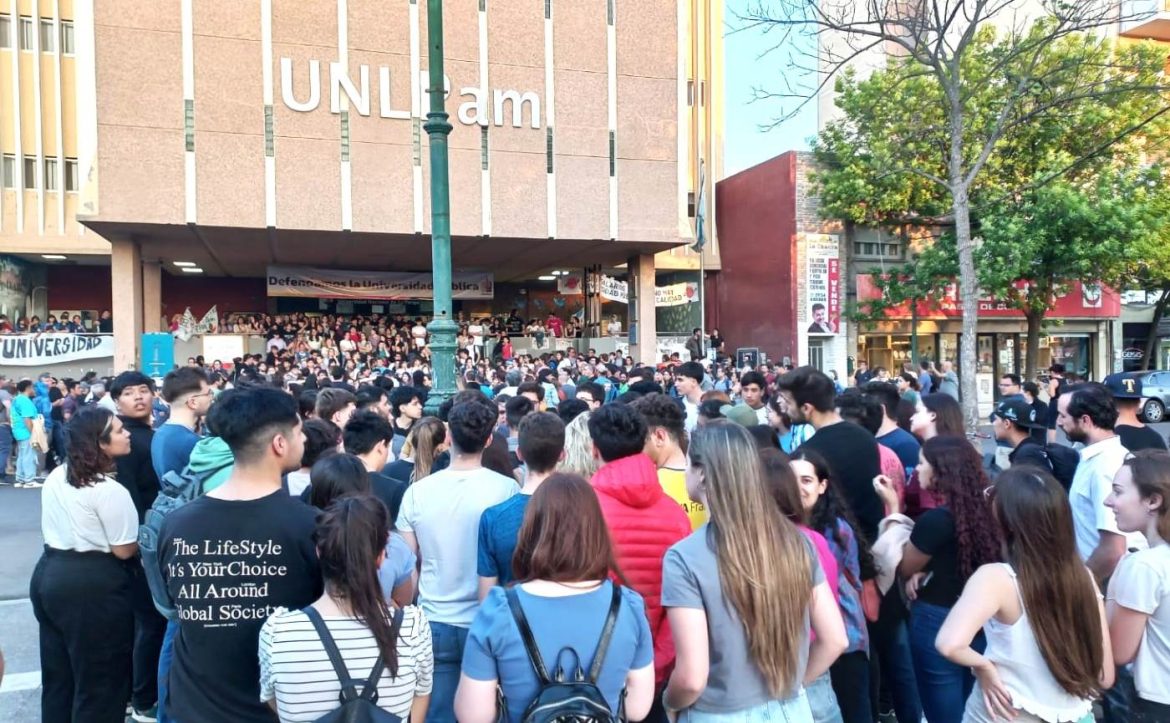 Levantan las tomas en la UNLPam y estudiantes acuerdan asamblea conjunta