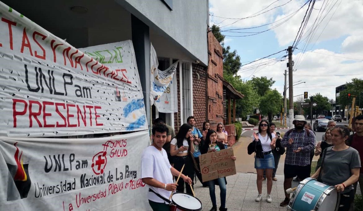 Estudiantes dicen que la toma de la UNLPam es “pacífica y apartidaria” y piden a la comunidad apoyar el reclamo