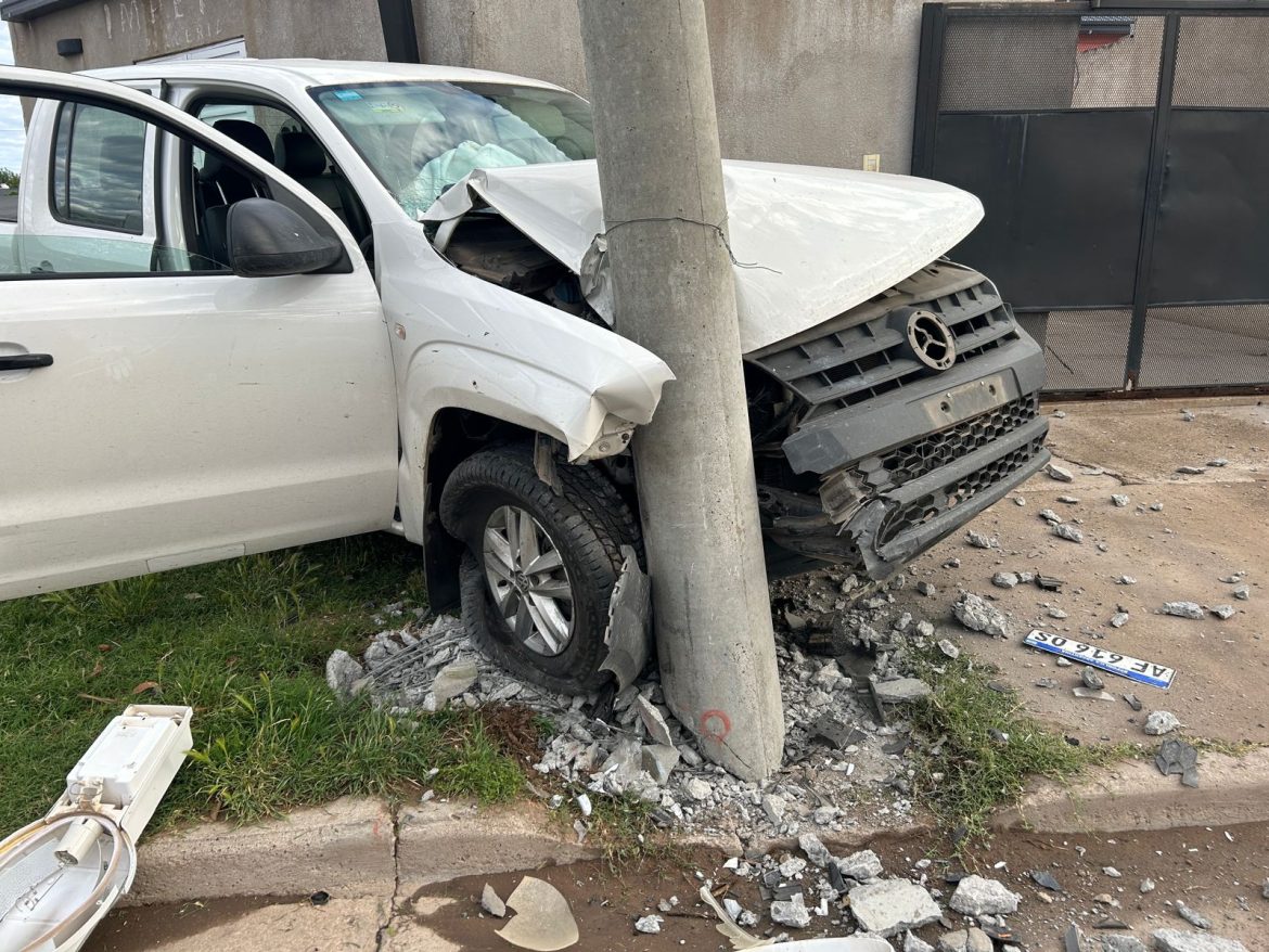 Alcoholizado, chocó y quebró una columna de cemento en Santa Rosa