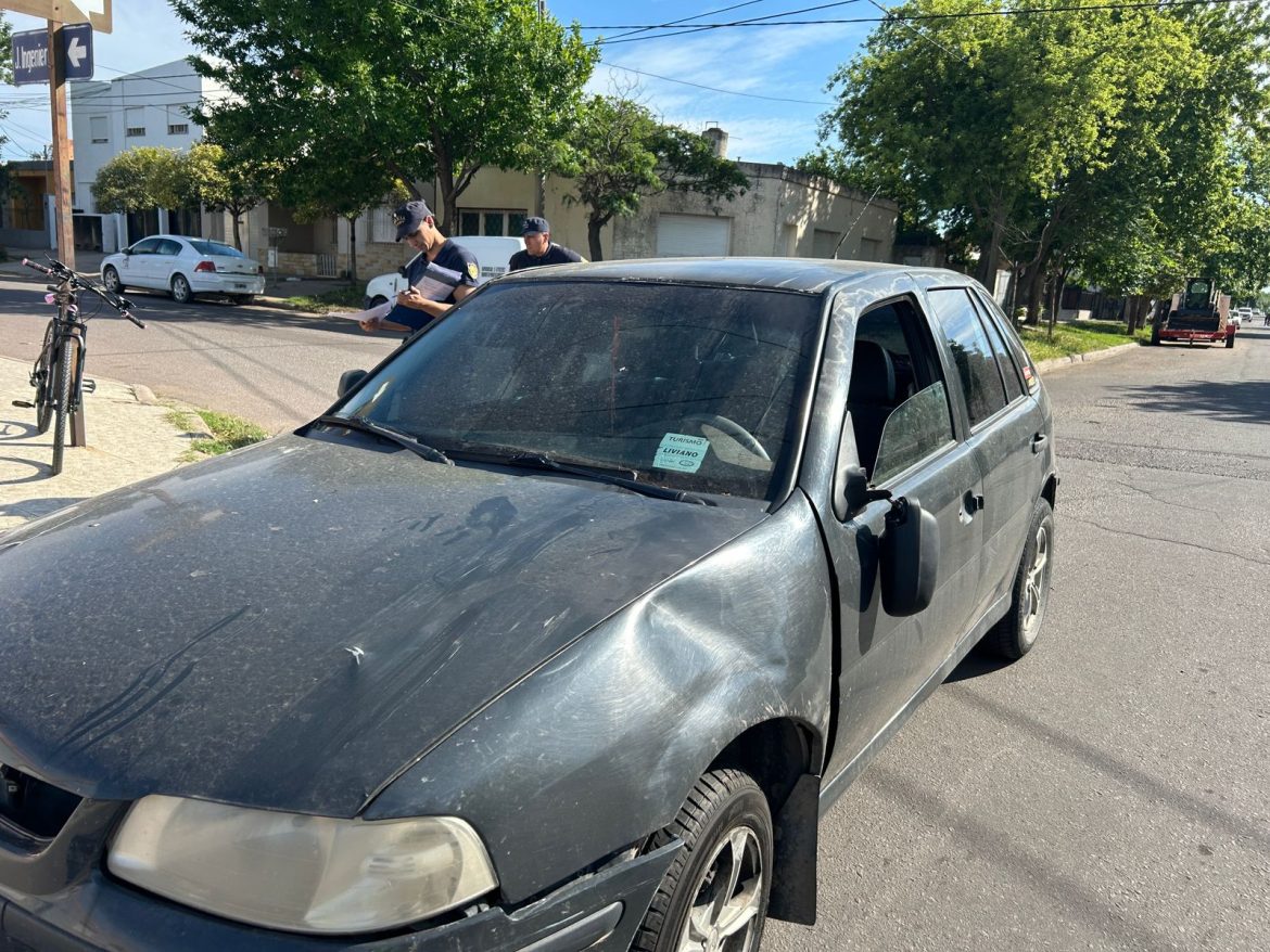 Iba en bici, la chocó un auto y fue hospitalizada
