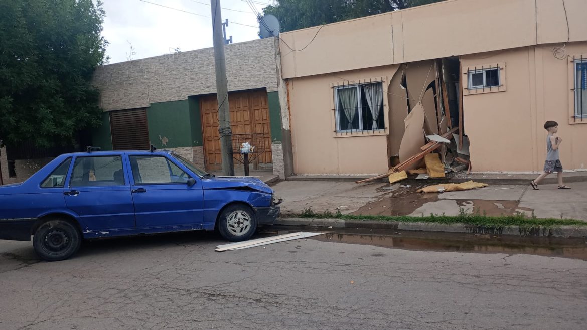 Tiene 17 años, se robó un auto en el centro de Santa Rosa y lo chocó contra una casa