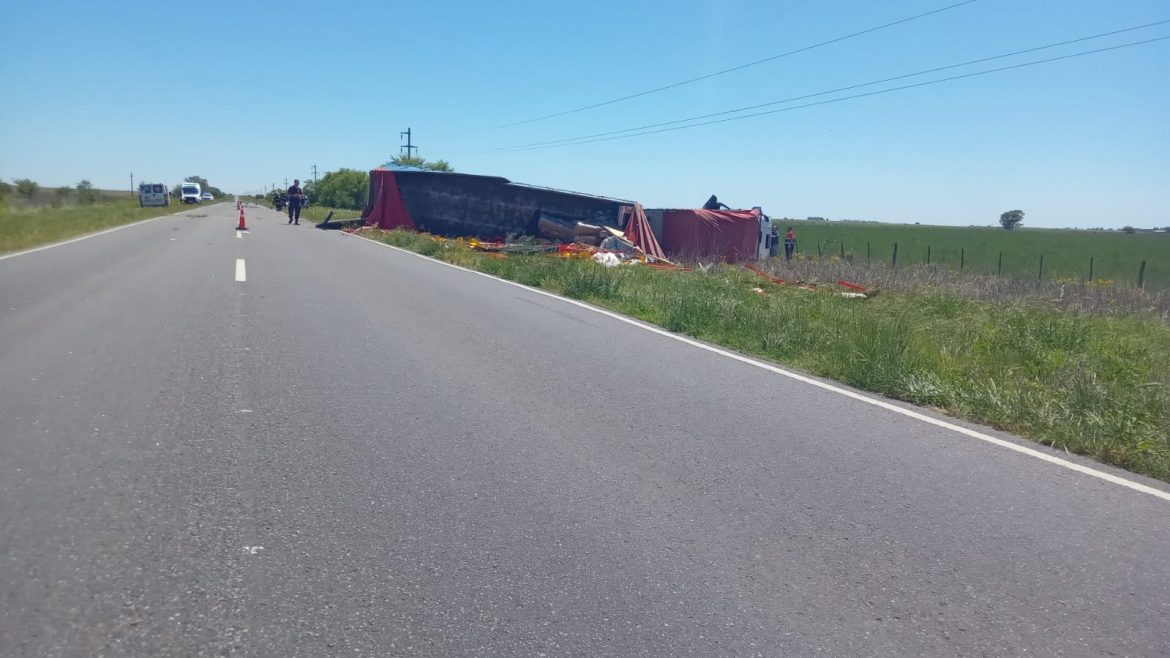 Choque y vuelco entre un camión y un auto en proximidades de Colonia Inés y Carlota