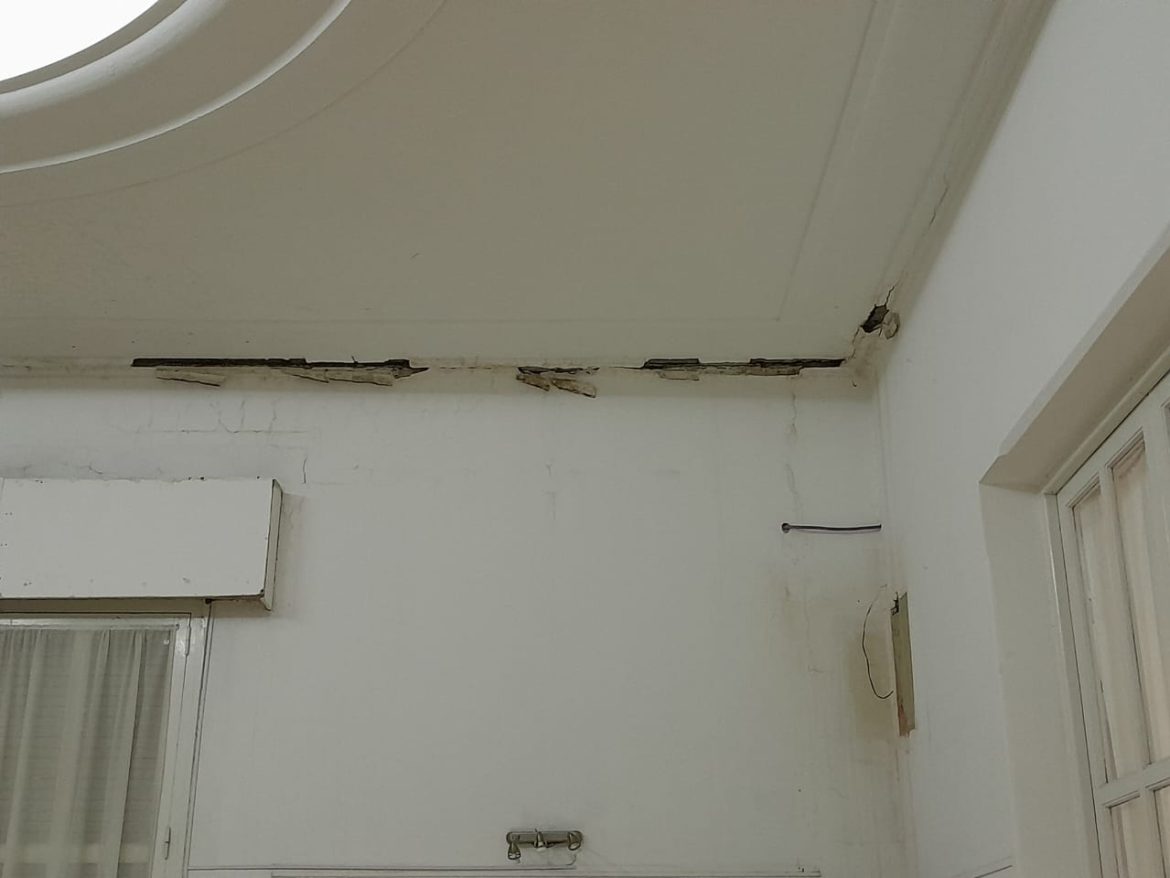 Un peligro: rajaduras en el techo del concejo deliberante de Santa Rosa