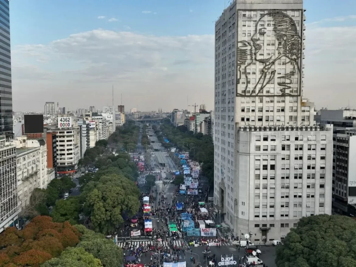 El Gobierno evalúa demoler el icónico edificio con la imagen de Evita de la 9 de Julio