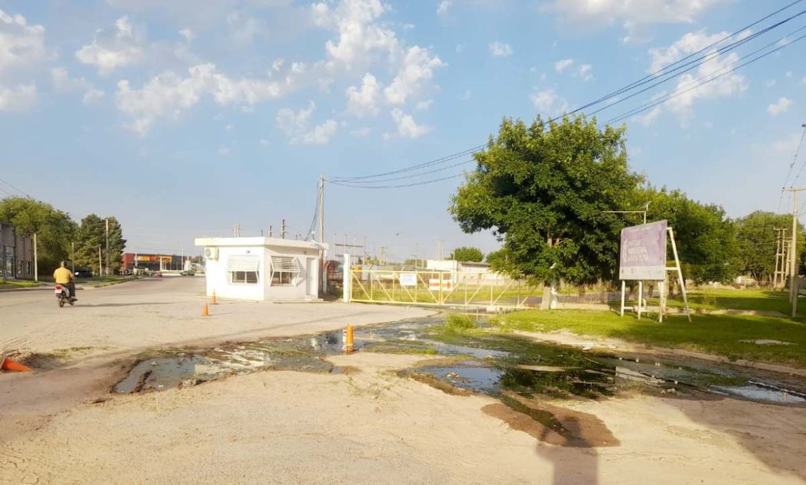 El ingreso principal al Parque Industrial de Santa Rosa, cerrado por derrames de líquidos cloacales