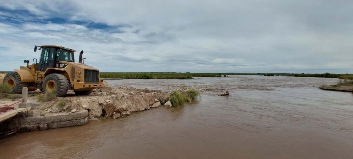 Comenzaron los trabajos de contención de desbordes en el Colorado