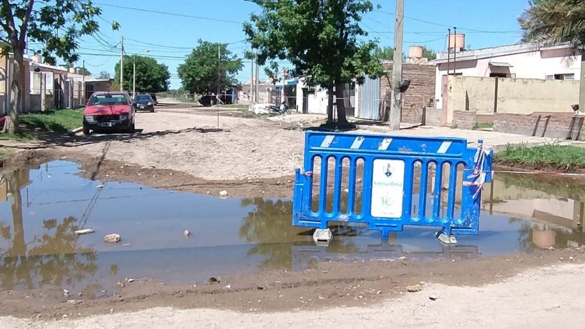 Opositores dicen que es un “disparate” asfaltar la calle Santa Cruz sin hacer los desagües