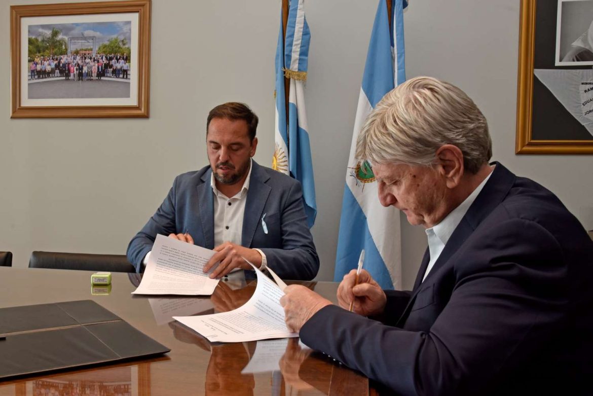 Provincia y la municipalidad santarroseña acuerdan garantizar transporte escolar gratuito hasta 2027