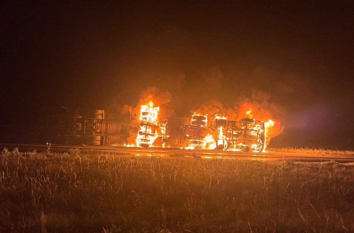Lonquimay: impresionante vuelco e incendio de un camión cargado de carne