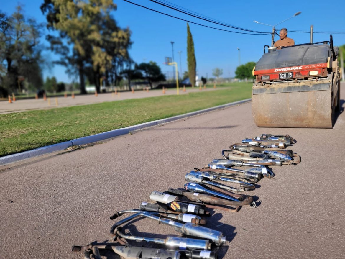 Otra compactación de caños de escapes de motos en Santa Rosa