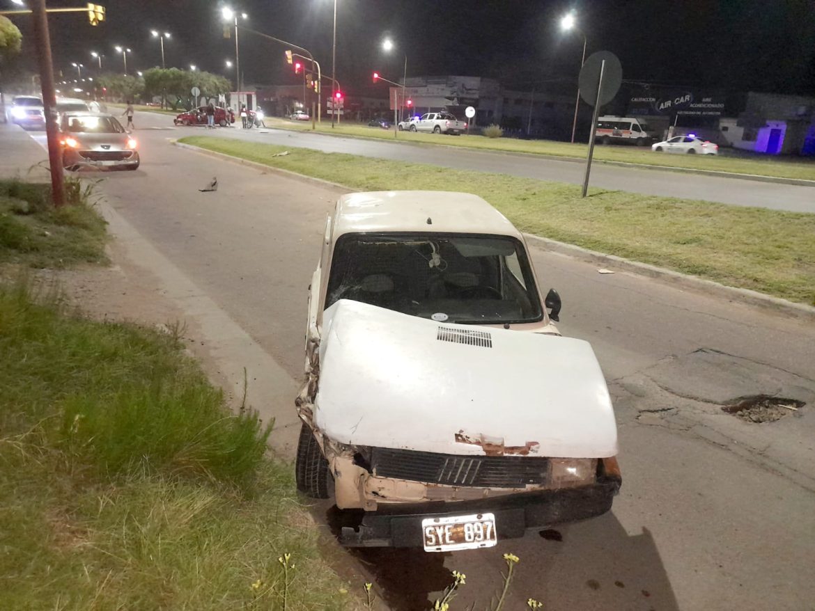 Alcoholizado, pasó en rojo en la circunvalación de Santa Rosa, chocó y luego pidió disculpas