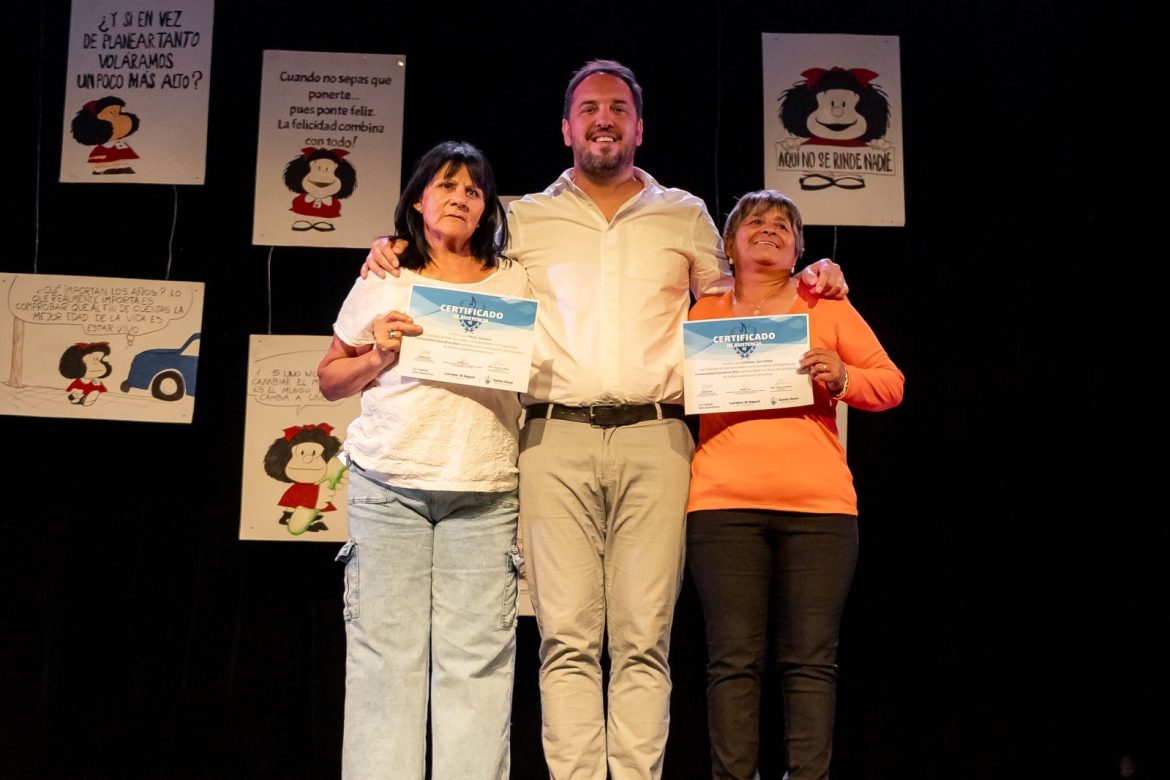 Entregaron 603 certificados a estudiantes de los talleres municipales de Santa Rosa