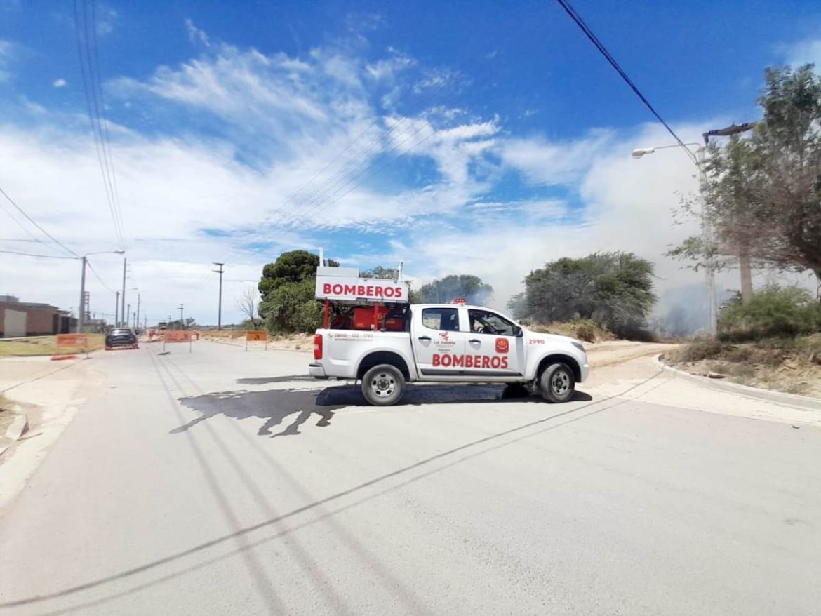 Incendio de pastizales y caldenes a metros de casas en el sudeste de Santa Rosa