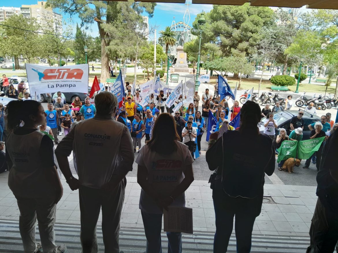 Jornada de protesta nacional: en Santa Rosa hubo acto frente a la UNLPam