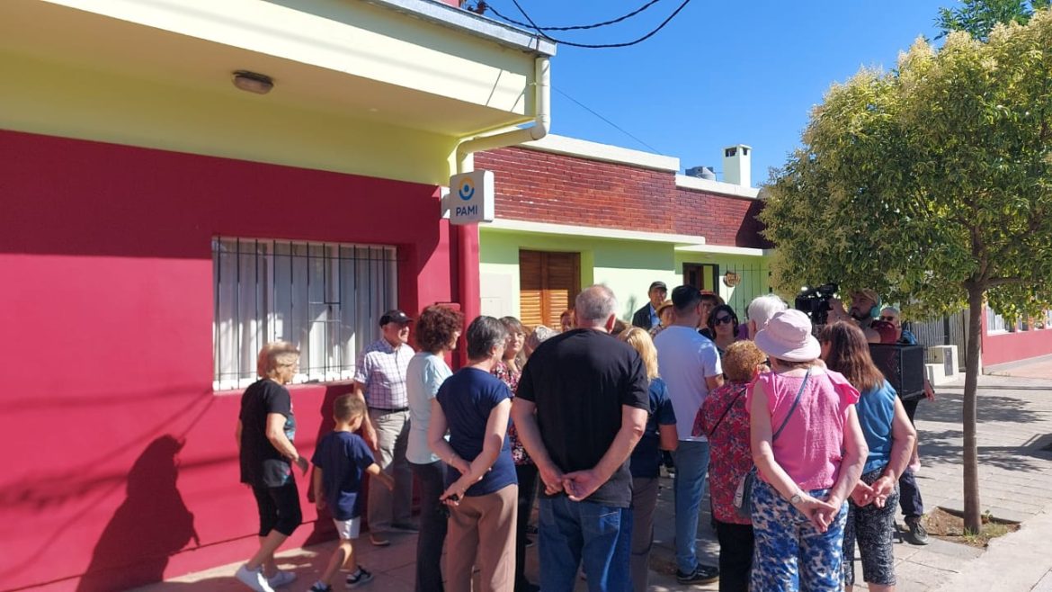 Toay: jubilados se manifestaron para que no cierren la oficina de PAMI y reincorporen a un trabajador