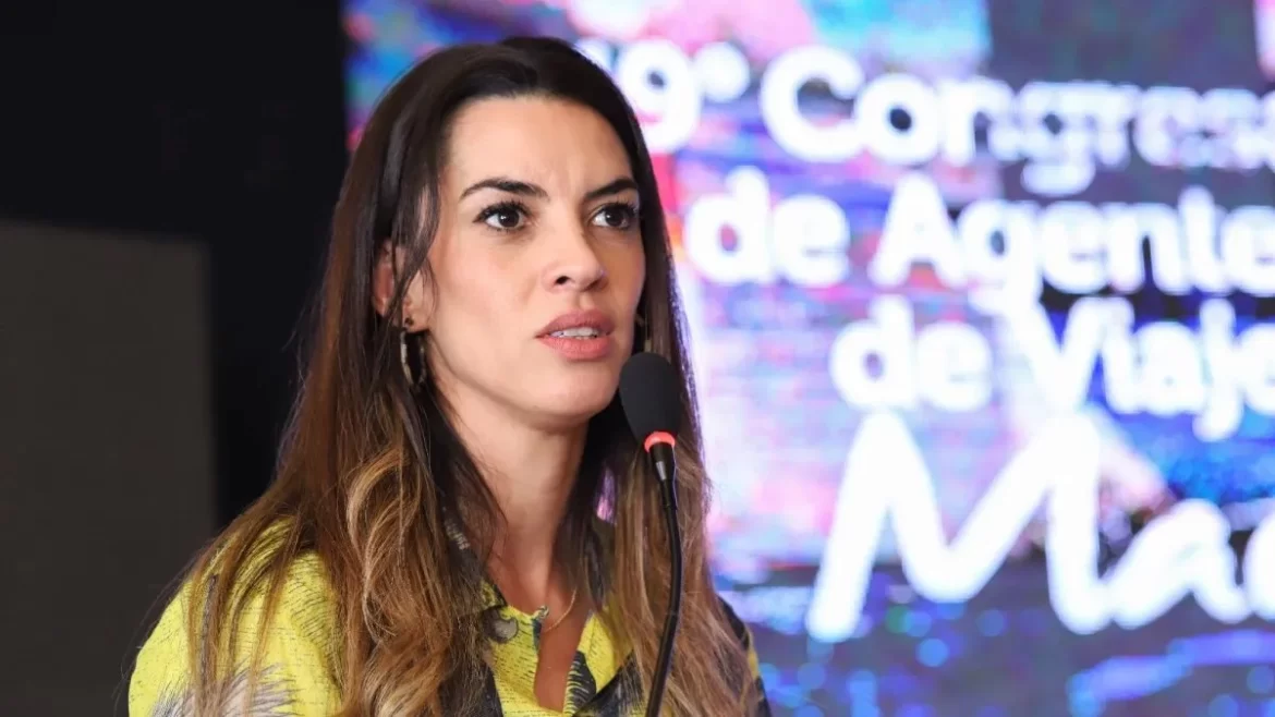 Scioli echó a la subsecretaria de Turismo por tomarse vacaciones en Europa