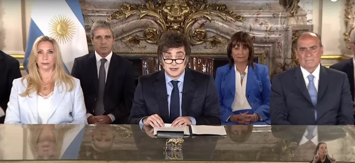 Milei confirmó que en 2025 levantará el cepo cambiario y anunció una competencia de monedas