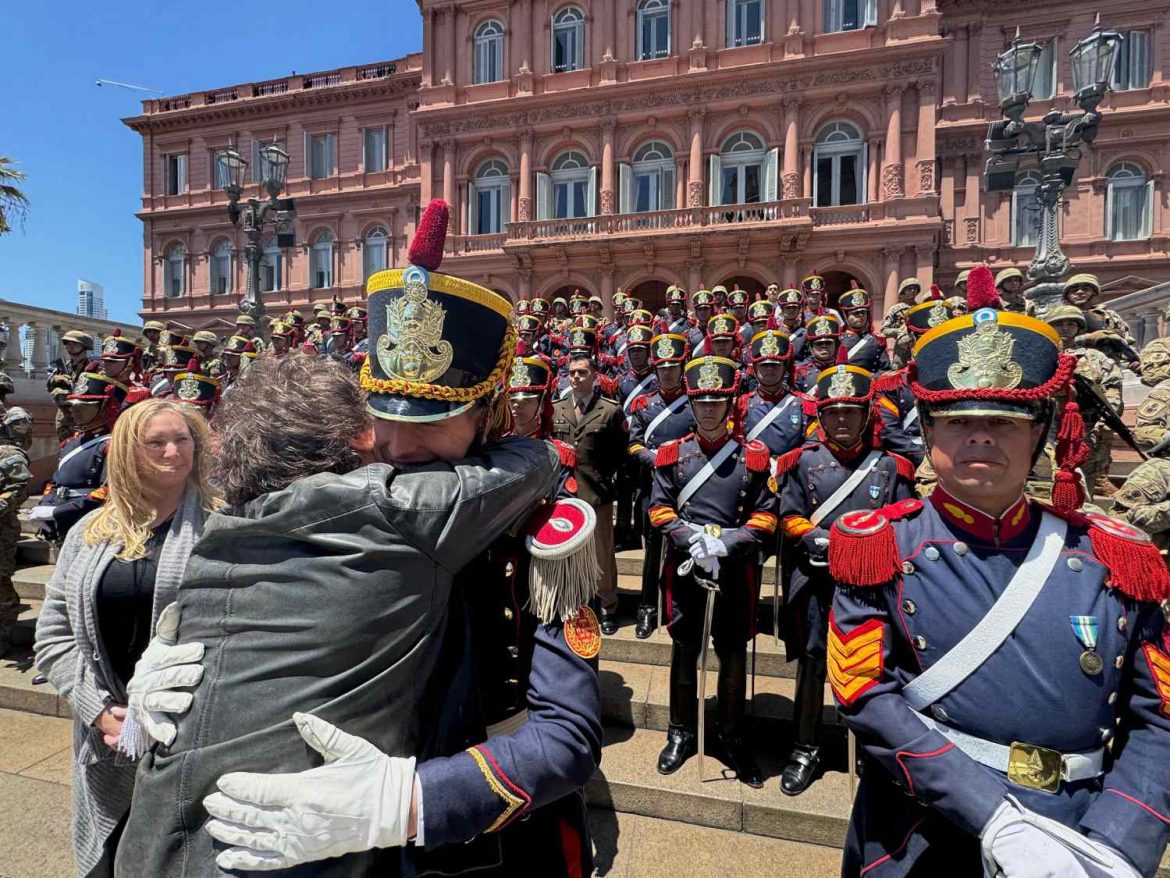 Milei almorzó con el Escuadrón Ayacucho de granaderos: abrazos, emoción y “Panic Show”