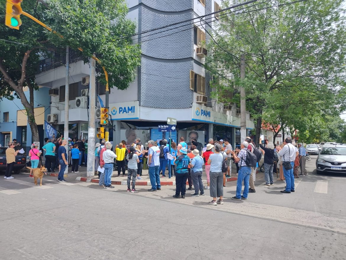 Jubilados nacionales marcharon hasta la oficina de PAMI en Santa Rosa en defensa de la “calidad de vida”