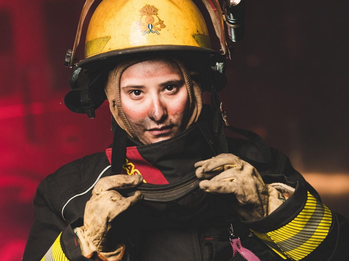 “Mujeres que Inspiran”: fotografía de la bombera pampeana, ganadora del concurso de Camuzzi
