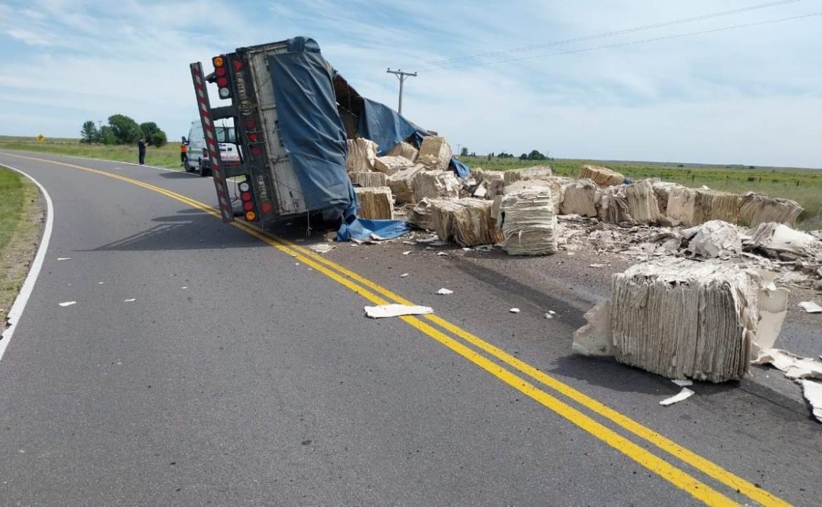Un camión cargado con papel prensado volcó en la ruta 9