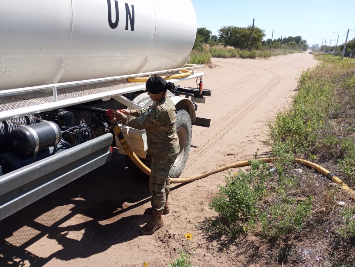 Con camiones del Ejército, distribuyen agua potable en zonas sin red de Santa Rosa