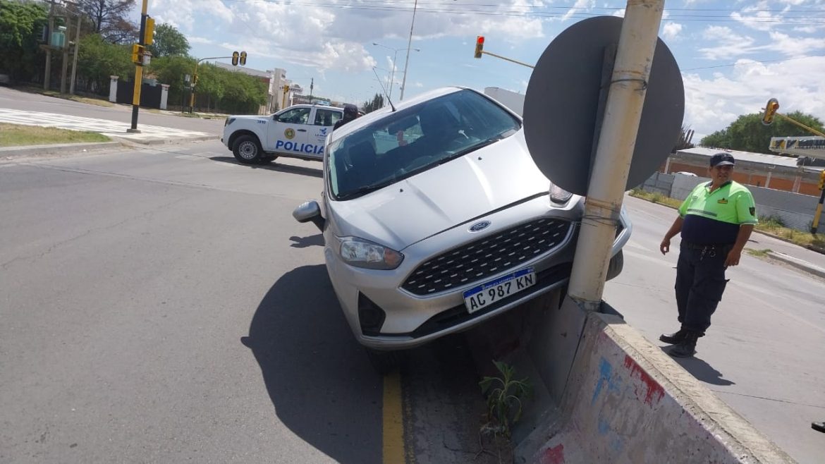 Se distrajo y dejó el auto encima del muro divisorio de la circunvalación