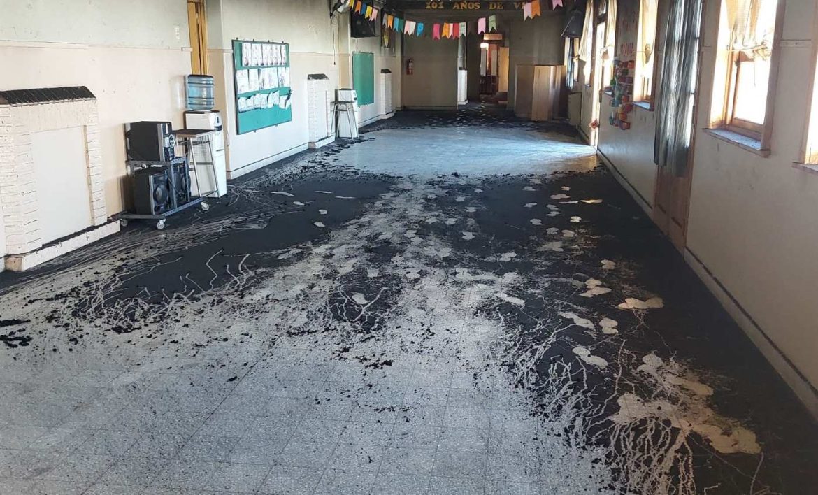 Un rayo provocó un incendio en la escuela de Carro Quemado