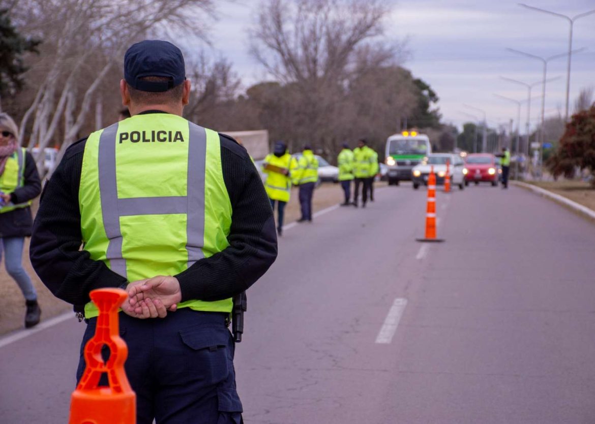 Pasó a alta velocidad y antirreglamentariamente a un móvil policial y casi atropella a una familia: $750 mil de multa