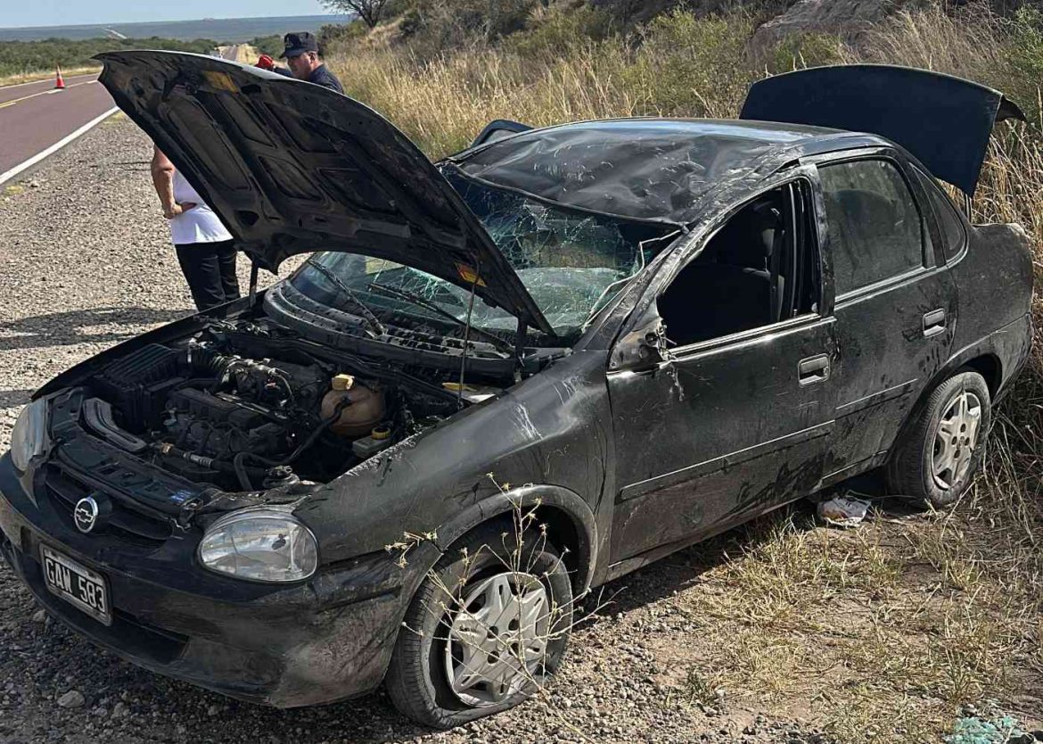 Mordió la banquina y volcó cerca de La Adela