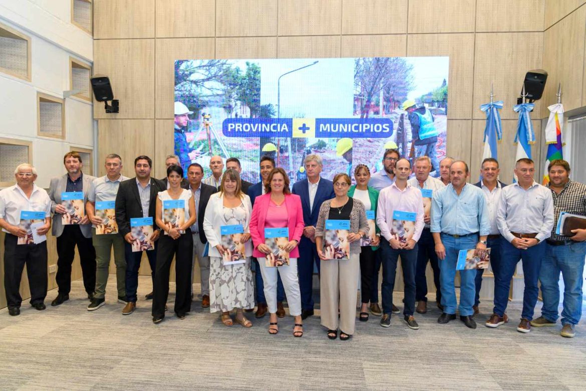 “Estamos en las antípodas del Gobierno nacional: no discriminamos a nadie”, dijo Ziliotto al firmar convenios con intendentes