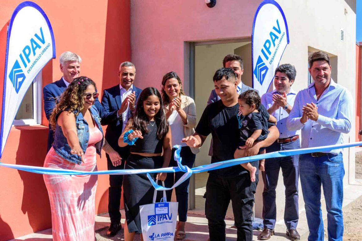Ziliotto inauguró obras que garantizan el agua potable y entregó viviendas en Algarrobo del Águila