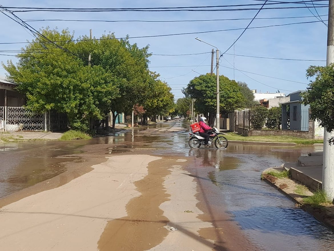 Se rompió un caño maestro de agua en Santa Rosa