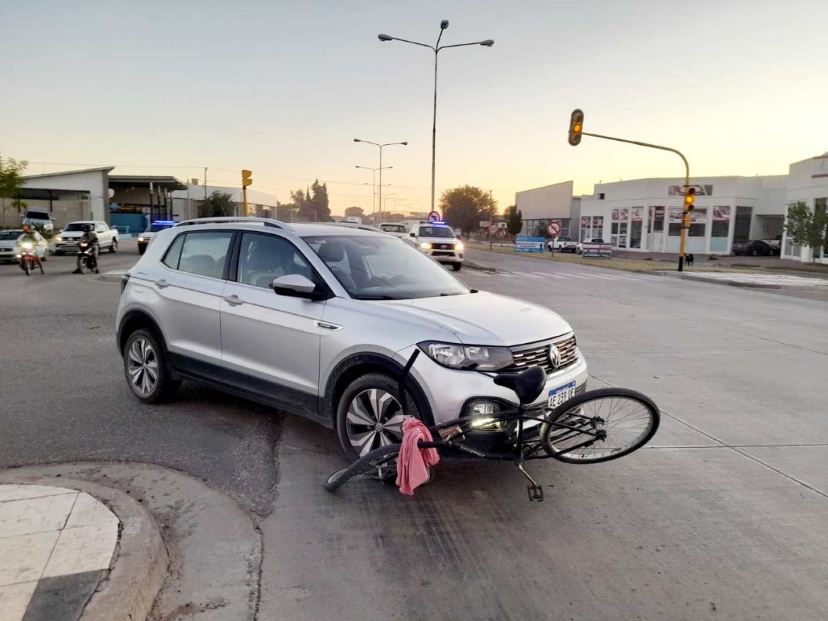 Sin lesionados: un auto chocó una bici en el mismo lugar donde mataron a Lía Falcón