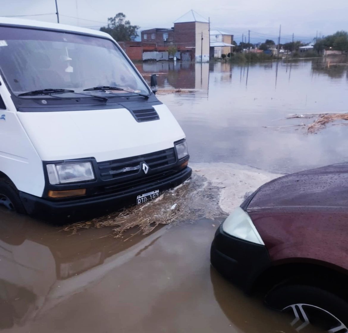 Cayeron 50 mm y hubo casas inundadas y calles intransitables en el barrio Almafuerte