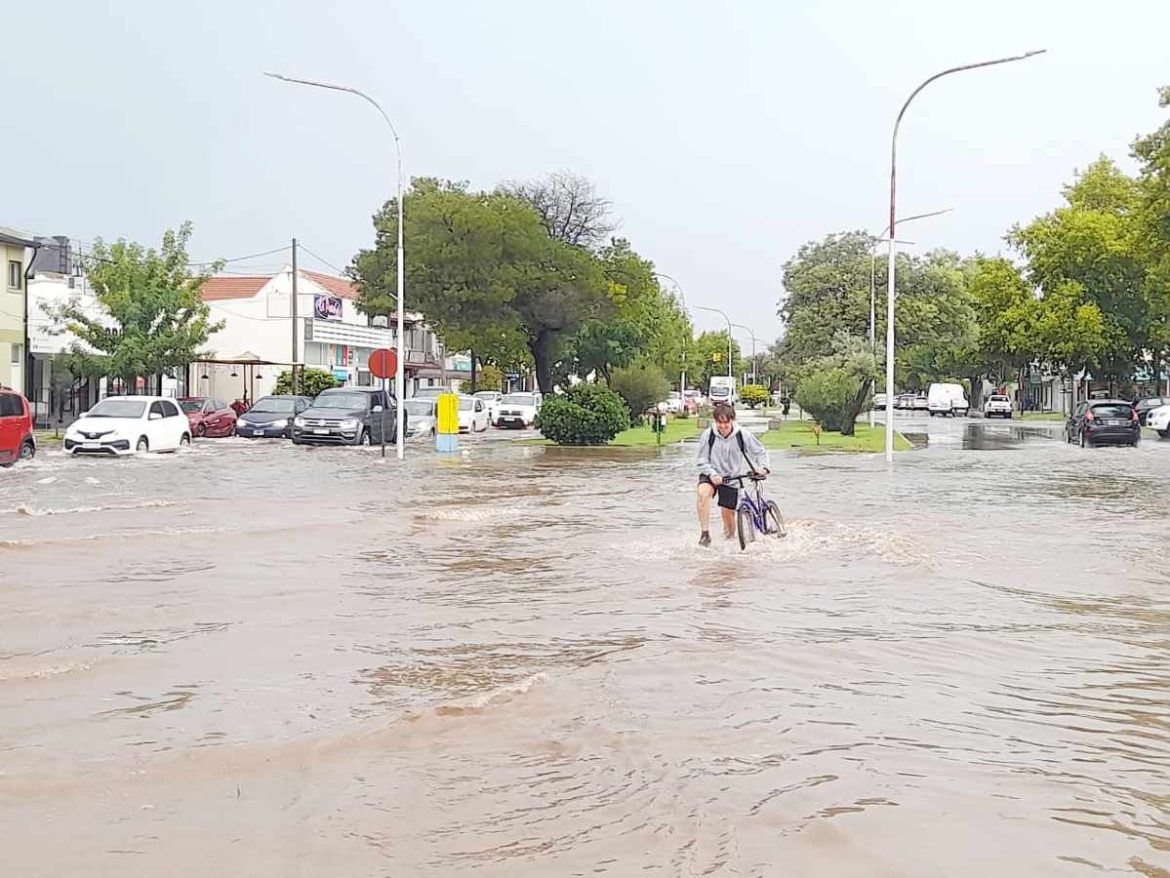 Una intensa lluvia volvió a anegar calles y a inundar casas en Santa Rosa