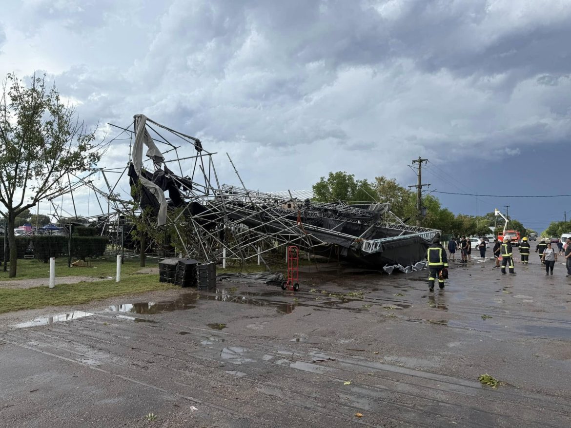 Vientos huracanados destrozaron el escenario y pusieron fin a la Fiesta de la Sal en San Martín